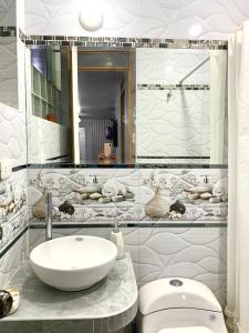 ein Bad mit einem Waschbecken und einem WC in der Unterkunft Cusco Magico 9 - Loft Santa Ursula in Cusco