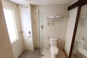 Ein Badezimmer in der Unterkunft Namira Syariah Hotel Surabaya