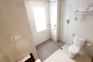 Ein Badezimmer in der Unterkunft Namira Syariah Hotel Surabaya