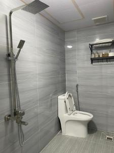 uma casa de banho com um WC e um chuveiro em Khách sạn CƯỜNG THÀNH em Thái Nguyên