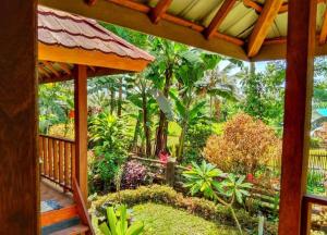 Aed väljaspool majutusasutust Pondok rinjani bungalow tetebatu