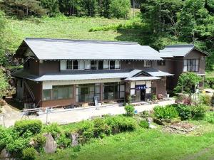 una vista aérea de una casa en una colina en Nakanoya, en Nanto