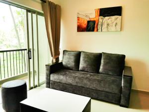 un divano in soggiorno con finestra di 2 Bedroom Apartment in Colombo, Sri Lanka a Malabe