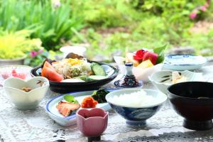 una mesa cubierta con tazones y platos de comida en Nakanoya, en Nanto