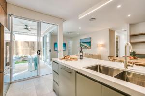 Kuchyň nebo kuchyňský kout v ubytování Essence Peregian Beach Resort - Marram 3 Bedroom Luxury Home