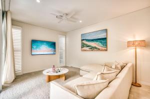 Posezení v ubytování Essence Peregian Beach Resort - Marram 3 Bedroom Luxury Home