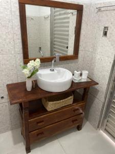 ein Badezimmer mit einem Waschbecken und einem Spiegel auf dem Tisch in der Unterkunft Angra dos Reis - Casa pé na areia na Praia de Fora - Ponta Leste in Angra dos Reis + 145 Fotos