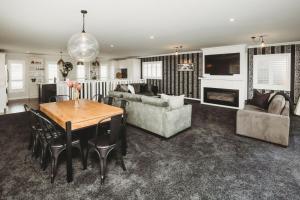Buller Noire Outstanding في نيو  بليموث: غرفة معيشة مع طاولة وأريكة