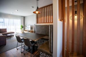 een eetkamer met een tafel en een woonkamer bij The Residence Apartment Five with Spa Bath in New Plymouth