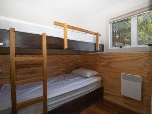 sypialnia z 2 łóżkami piętrowymi i oknem w obiekcie The Eco Lodge Tsb Topec w mieście Hillsborough