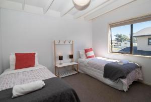 um quarto com 2 camas e uma janela em Aqua Vista On Arden - Support Local em Oakura