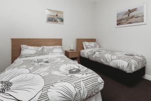 sypialnia z 2 łóżkami z czarno-białą pościelą w obiekcie St Aubyn City Stay Central Value w mieście New Plymouth