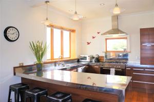 Nhà bếp/bếp nhỏ tại The Buller Bungalow - fall in love with this home