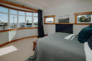 新普利茅斯的住宿－Karamu Korner，一间卧室设有床和窗户。