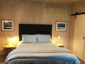 A bed or beds in a room at Tremorne Stay