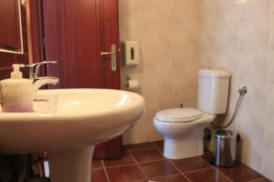 プラタモナスにあるXarisのバスルーム(洗面台、トイレ付)