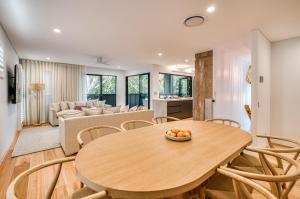 Posezení v ubytování Essence Peregian Beach Resort - Wallum 4 Bedroom Luxury Home