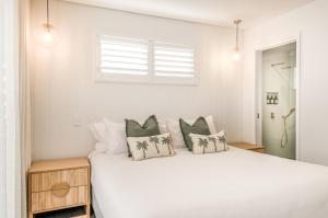 Postel nebo postele na pokoji v ubytování Essence Peregian Beach Resort - Wallum 4 Bedroom Luxury Home