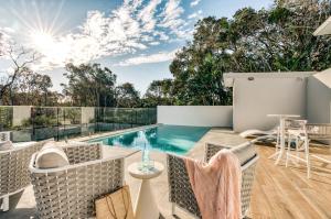 Bazén v ubytování Essence Peregian Beach Resort - Wallum 4 Bedroom Luxury Home nebo v jeho okolí