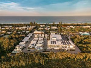 una vista aérea de un aparcamiento junto al océano en Essence Peregian Beach Resort - Wallum 4 Bedroom Luxury Home, en Peregian Beach