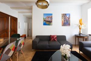 a living room with a couch and a glass table at La Maison de maître - centre historique - 3 rue henriette in Mulhouse