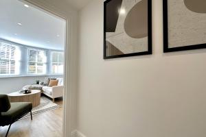 sala de estar con sofá y mesa en higgihaus Apartment #56a Cool Quiet Stylish Awesome Location, en Bristol