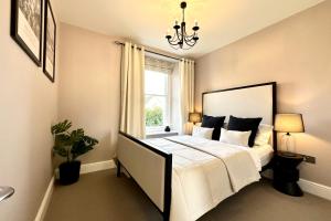 1 dormitorio con 1 cama blanca grande y ventana en higgihaus Apartment #56a Cool Quiet Stylish Awesome Location, en Bristol