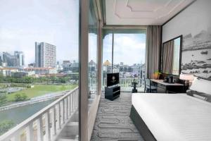 The Robertson House by The Crest Collection的阳台或露台