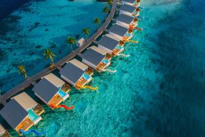 北マーレ環礁にあるOaga Art Resort Maldives - Greatest All Inclusiveの水上リゾートの空中ビュー