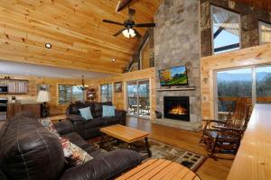 una sala de estar con chimenea de piedra en una casa en Potters Place, en Gatlinburg