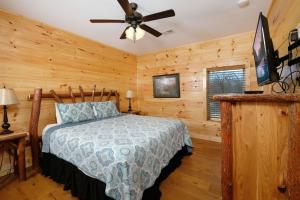 1 dormitorio con 1 cama y ventilador de techo en Potters Place, en Gatlinburg