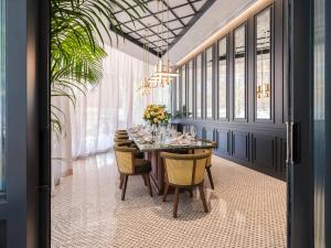 The Robertson House by The Crest Collection的休息区