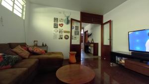 Гостиная зона в Casa agradável com Piscina