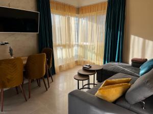 una sala de estar con un sofá y una mesa en Varna downtown apartment, en Varna