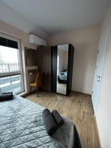 Un dormitorio con una cama y un espejo grande. en Varna downtown apartment, en Varna