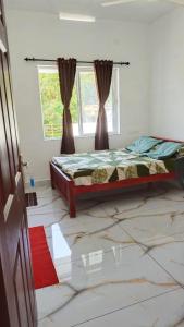 Ένα ή περισσότερα κρεβάτια σε δωμάτιο στο SAFARI HOMESTAY FORTKOCHI