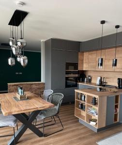 - une cuisine avec une table et des chaises en bois dans l'établissement Auszeit, à Sassnitz