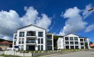 twee witte gebouwen aan de straatkant bij Auszeit in Sassnitz