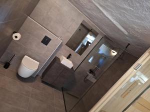 an overhead view of a bathroom with a toilet and a mirror at Kuća za odmor KODBA in Štrigova