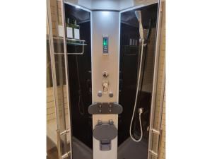 uma cabina de duche com WC na casa de banho em Seaside Garage Shima - Vacation STAY 77073v em Shima
