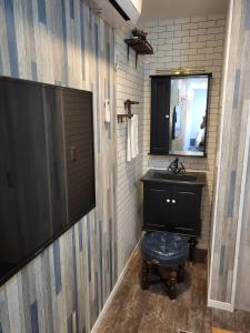 baño con lavabo y espejo grande en Seaside Garage Shima - Vacation STAY 77073v en Shima