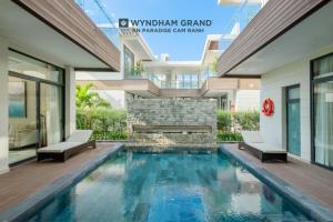 una imagen de una piscina en una casa en Residence Inn Villa Cam Ranh en Cam Ranh