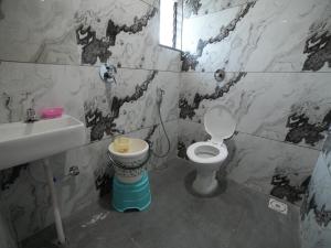 bagno con servizi igienici e lavandino di HOTEL BALAJI SQUARE a Porbandar