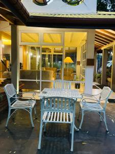 Sadula Holiday Resort في أنورادابورا: طاولة و كرسيين يجلسون على الفناء