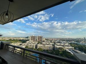 una vista sulla città dal balcone di un edificio di Condo in Taguig, 2br condo, Acacia Estates, BGC, a Manila