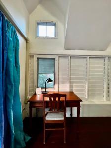 - un bureau avec une lampe et une chaise dans la chambre dans l'établissement The Backyard 28, à Klong Toi