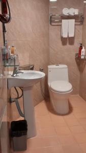ein Badezimmer mit einem weißen WC und einem Waschbecken in der Unterkunft A25 Hotel - Đội Cấn 1 in Hanoi
