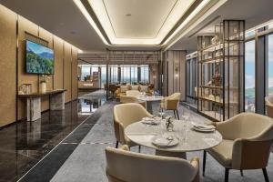 een weergave van een restaurant met tafels en stoelen bij Grand HiLai Taipei in Taipei