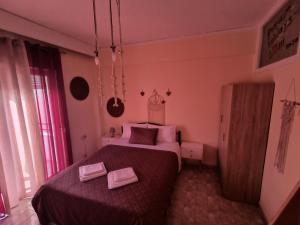 um quarto com uma cama com dois livros em Vaso holidays em Alexandroúpolis
