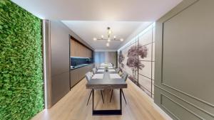 a long table in a room with a green wall at Quiet Luxury Home 1 - home & office in Zalău